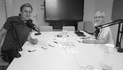 Bernd Stampfl und Angelika Ludwig sitzen an einem Tisch mit Microphonen und lächeln in die Kamera.
